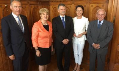 von links nach rechts: Honorarkonsul Peter Nemeth, Präsidentin Maria Rauch-Kallat, Parlamentspräsident László Kövér, Generalsekretärin Judith Felker, Vizepräsident Rene Alfons Haiden.