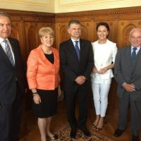 von links nach rechts: Honorarkonsul Peter Nemeth, Präsidentin Maria Rauch-Kallat, Parlamentspräsident László Kövér, Generalsekretärin Judith Felker, Vizepräsident Rene Alfons Haiden.
