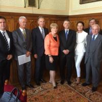 von links nach rechts (Veress László, Kelemen András, Honorarkonsul Peter Nemeth, Präsidentin Maria Rauch-Kallat, Präsident László Kövér, Generalsekretärin Judith Felker, Sardi Peter, Vizepräsident Rene Alfons Haiden)